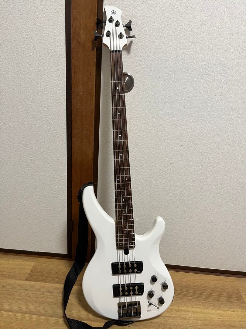 YAMAHA TRBX304 ホワイト　エレキベース
