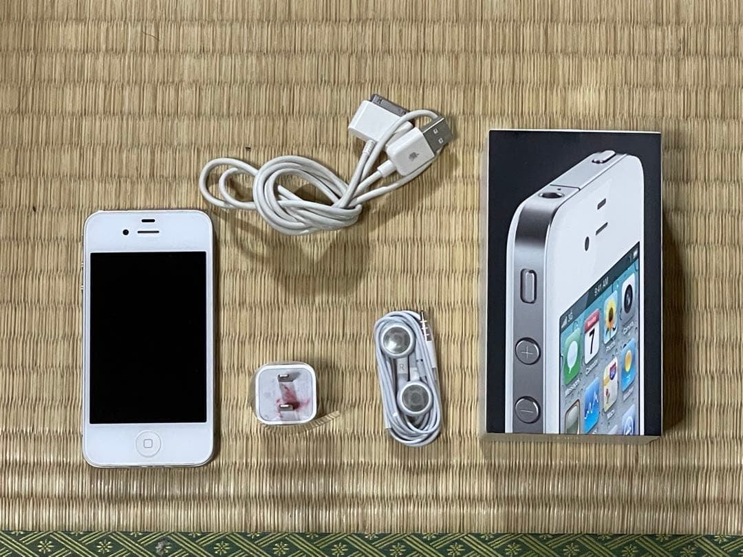 iPhone 4 32GB ホワイト iOS6.1.3 箱・純正付属品 初期化済