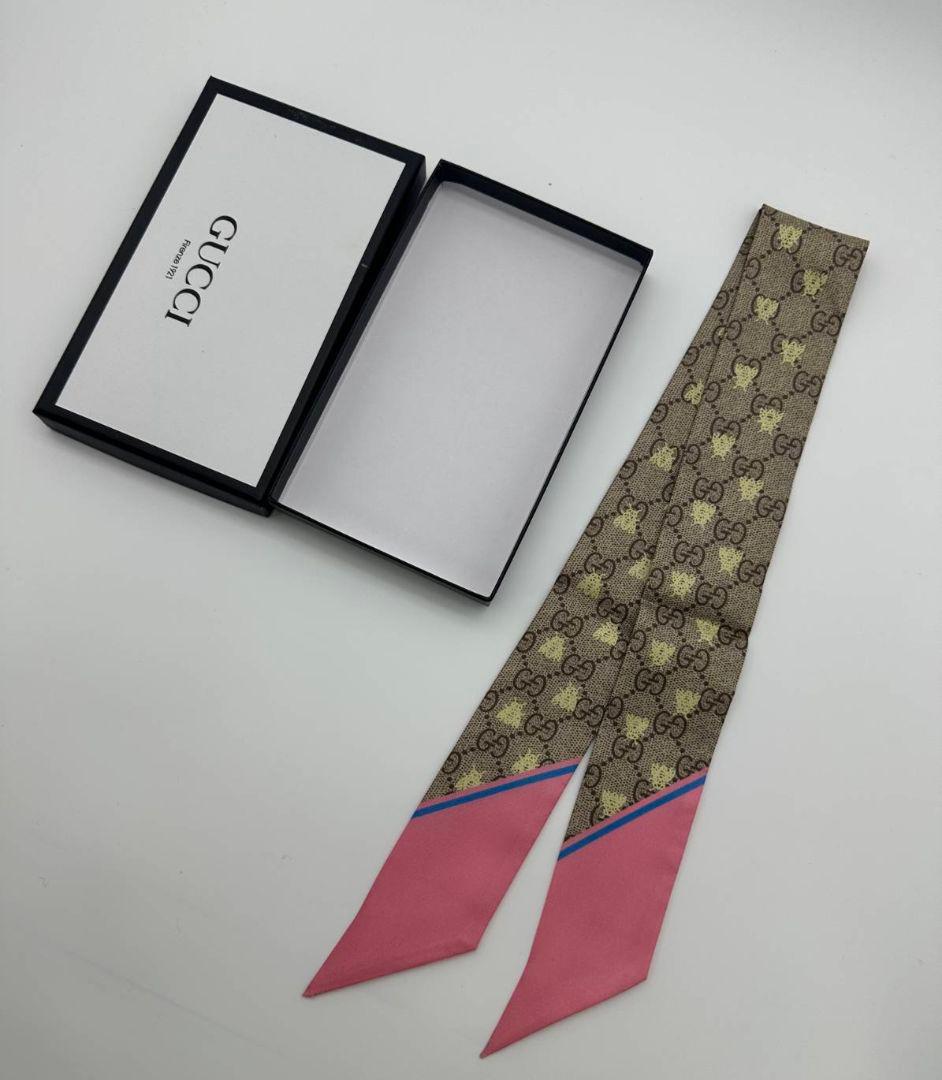 GUCCI ロゴプリント シルクスカーフ（ピンクアクセント）