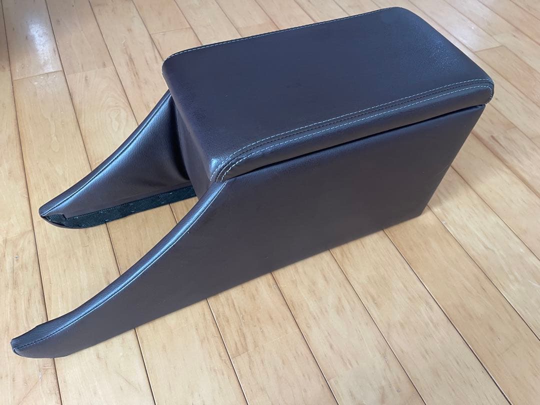 ヤリスクロス　ブラウン アームレスト