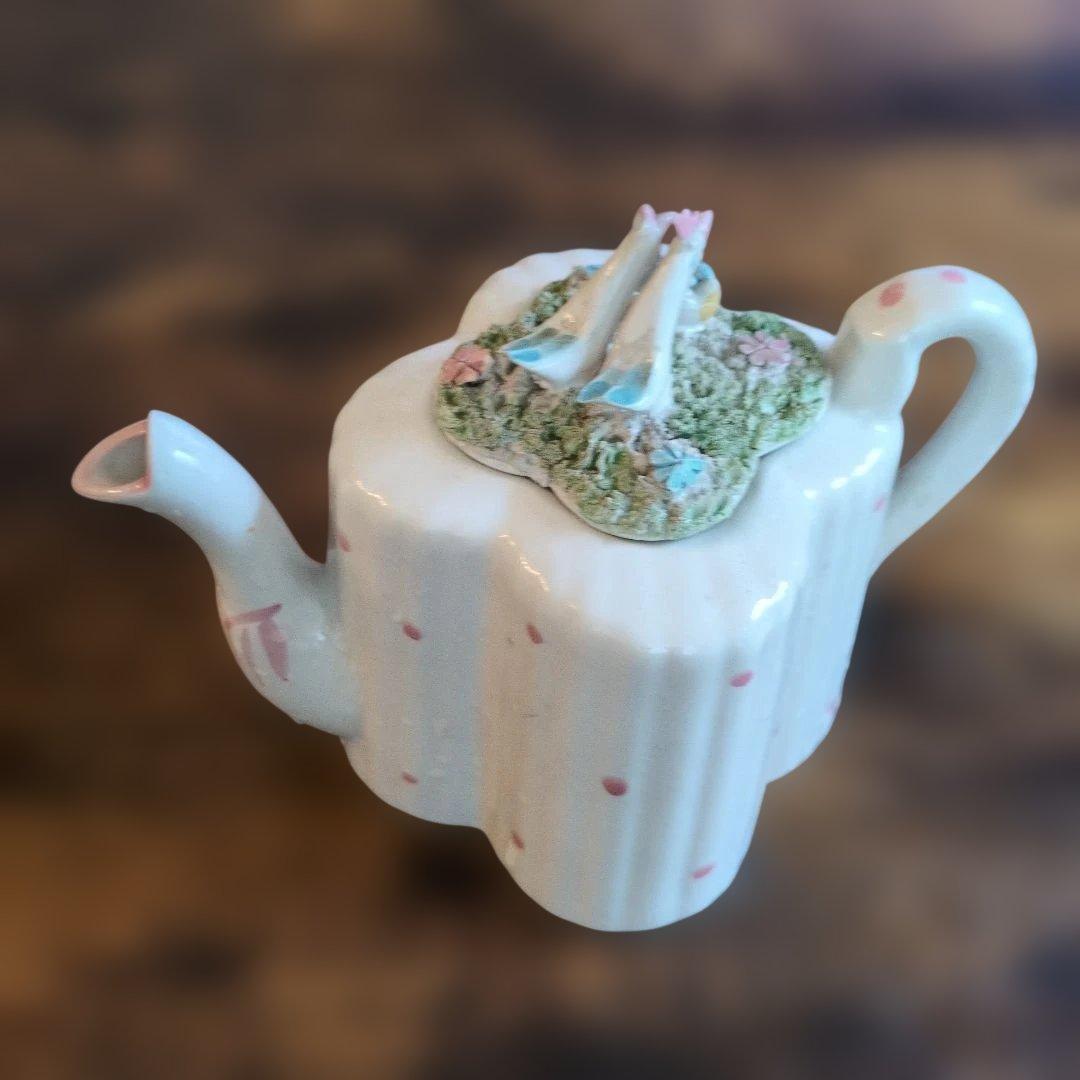 鳥のフィギュア付き 陶器製ティーポット