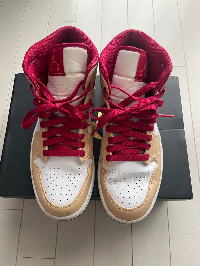 Nike Air Jordan 1 mid ベージュレッド ハイカットスニーカー by メルカリ