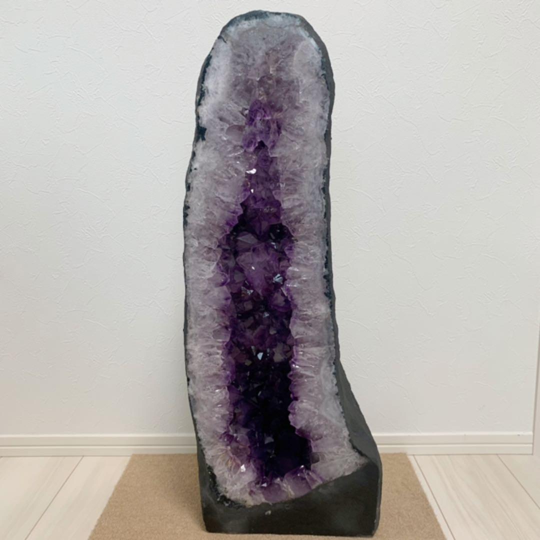 圧倒的な存在感と濃い紫と白い水晶コラボ超巨大ポイントのアメジストタワードーム