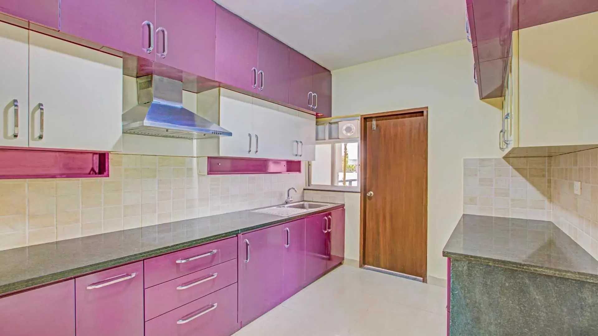 Kitchen_side2.jpg