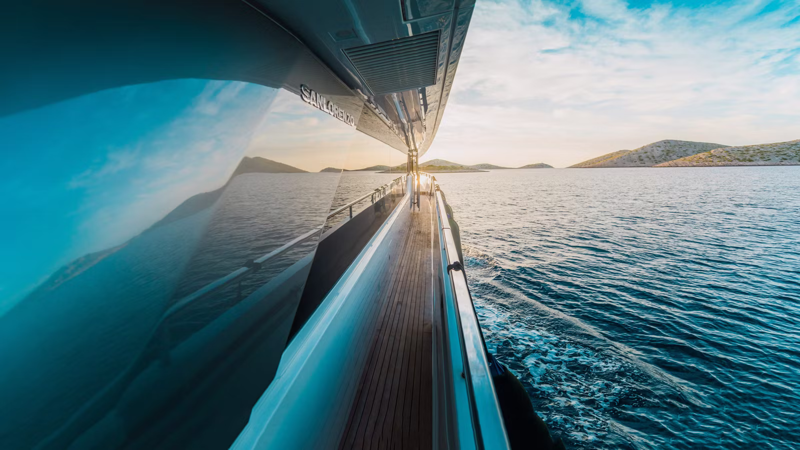 5feba6c137a79-casa-yacht-exterior