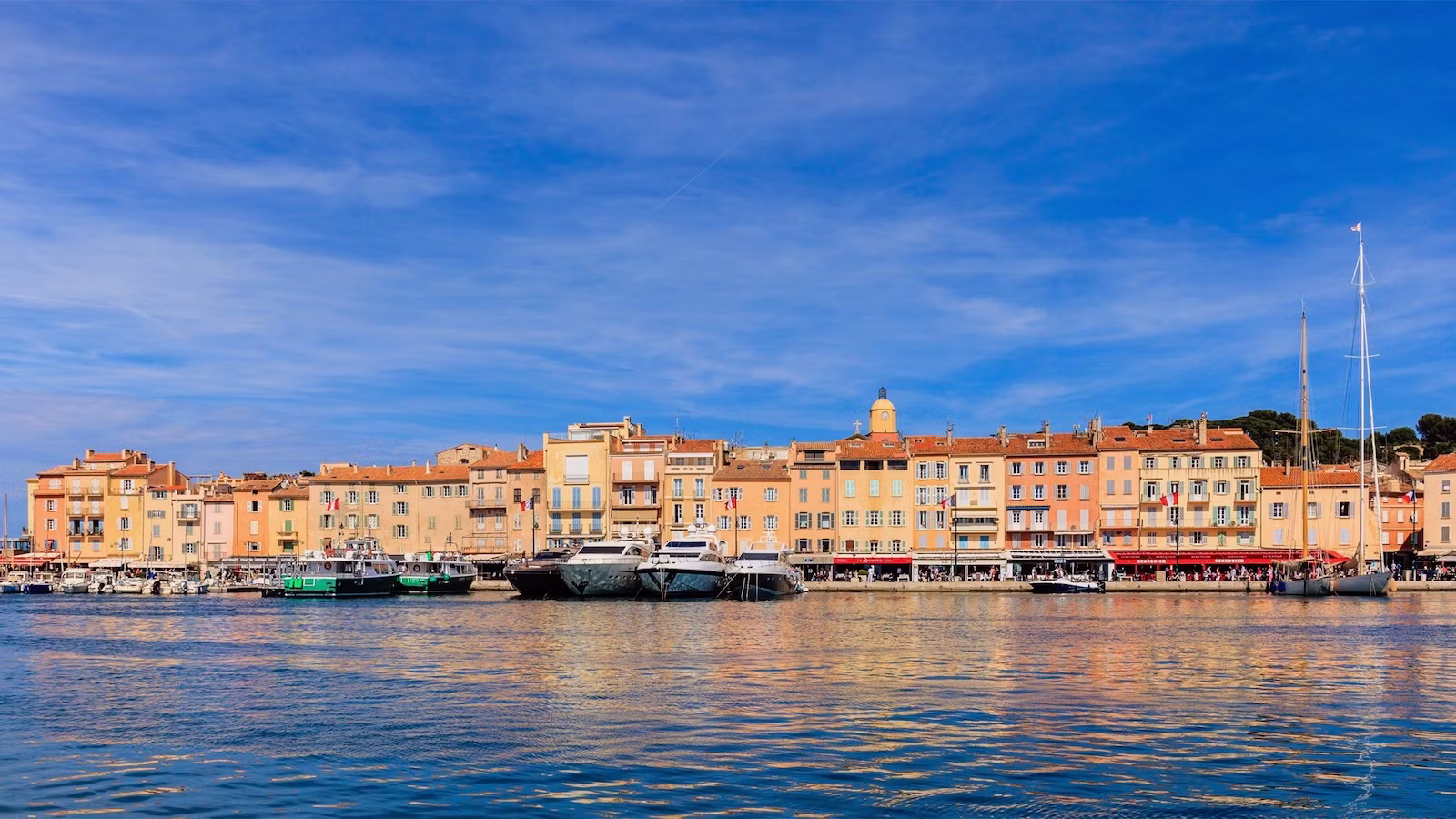 Saint-Tropez is one of the most visited and glamorous cities on the French Riviera with a beautiful old town. A string of trendy shops, bars and restaurants face the bay, where you can always see yachts moored, some really luxurious.