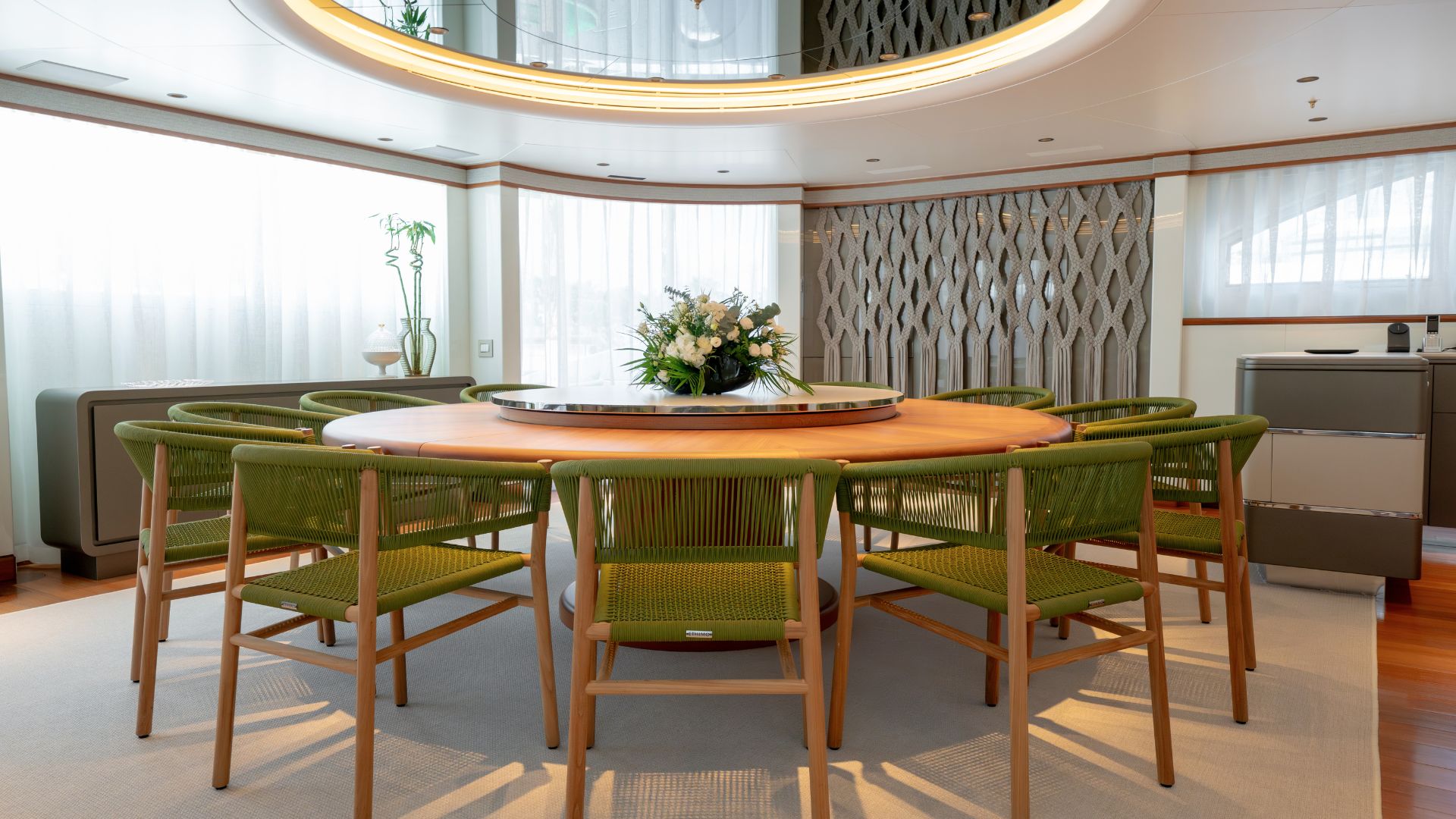 the bridge dining area of the iyc yacht aelia
