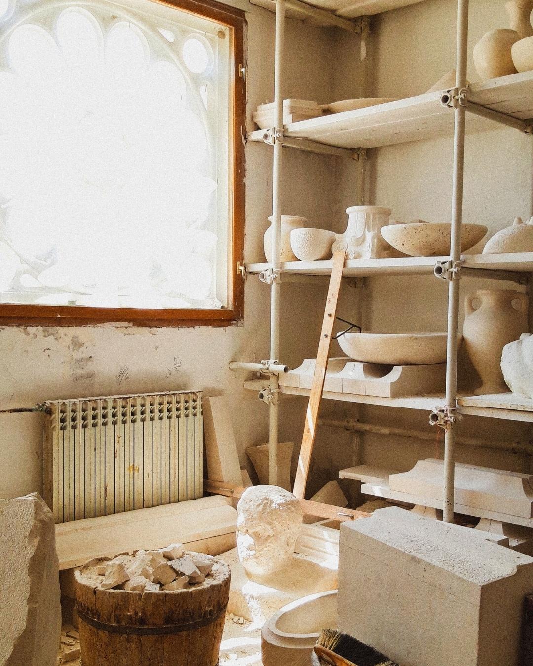 display of brac stone ceramics in the pucicka sculpting school
