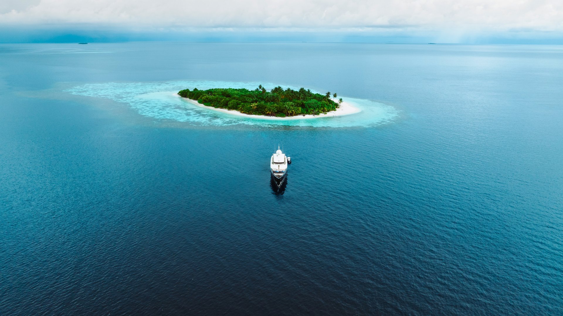 the iyc yacht galileo in maldives