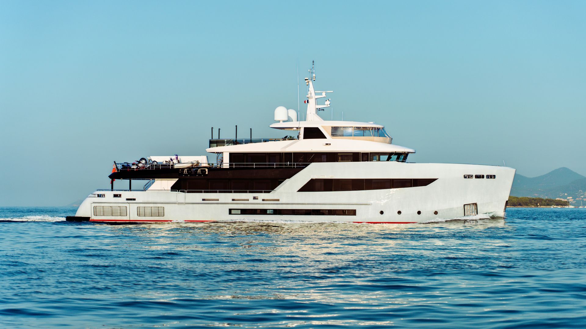 the profile of the iyc yacht heeus