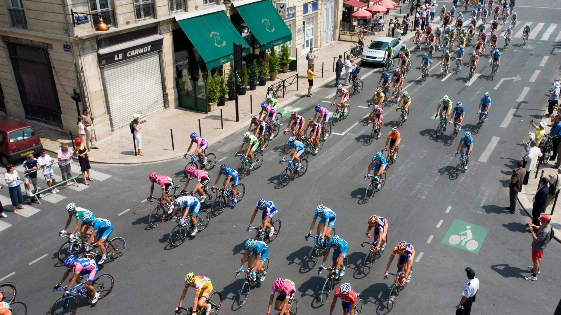 cyclists at the roads of bordeaux at the tour de france