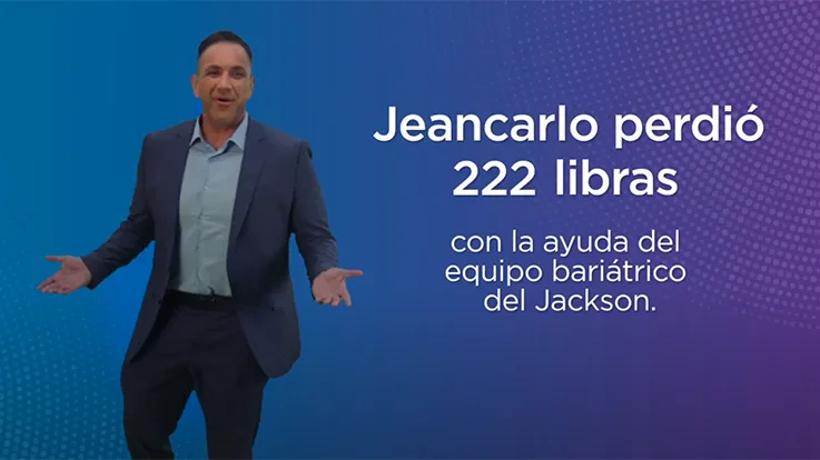 A man standing next to copy that reads Jeancarlo perdio 222 libras con la ayda del equipo bariatrico del Jackson