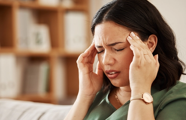 woman having severe headache