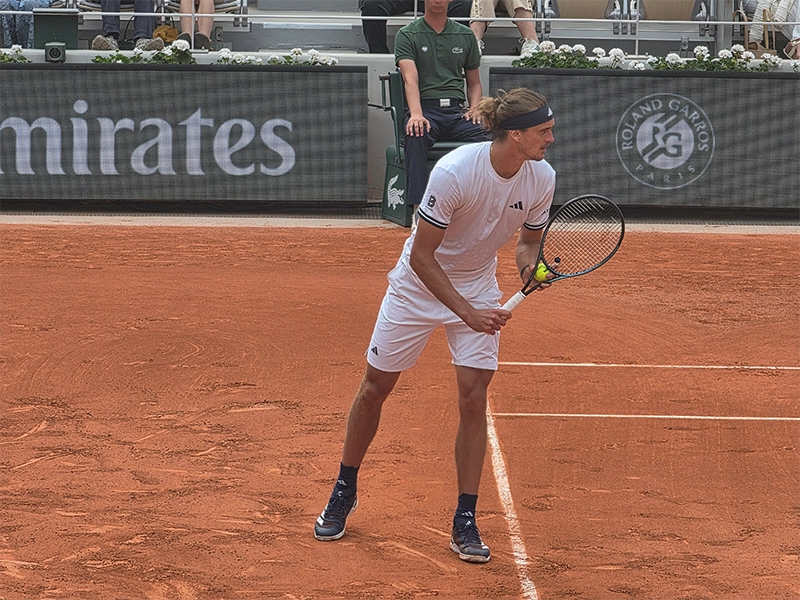 Alexander Zverev playing tennis