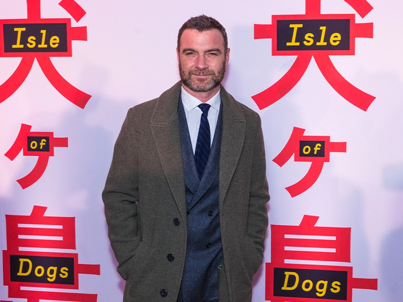 Actor Liev Schreiber posing at an awards ceremony