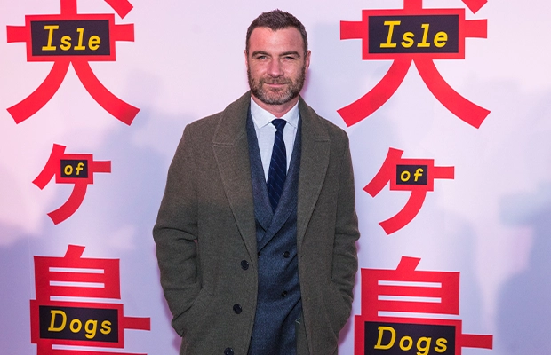 Actor Liev Schreiber posing at an awards ceremony