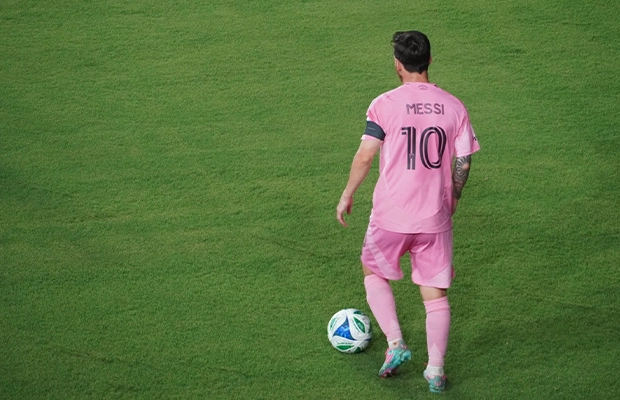 Messi with his back turned during the match
