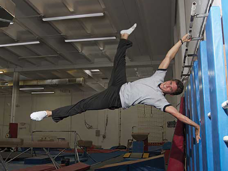 Jorge Valdes lifting his body on the side of a building
