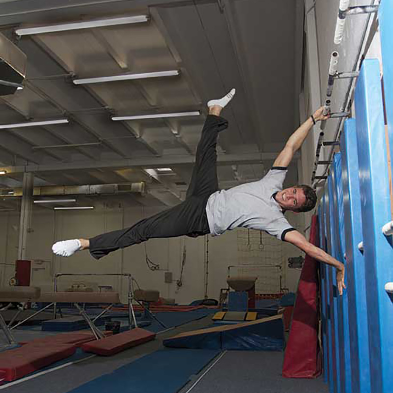 Jorge Valdes lifting his body on the side of a building
