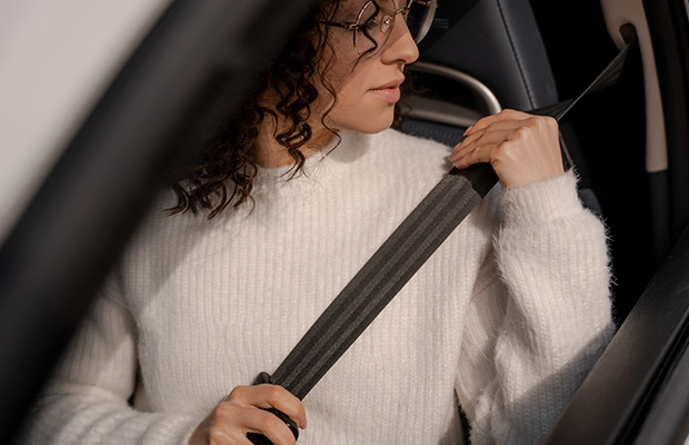 Woman correctly using the car seat belt.