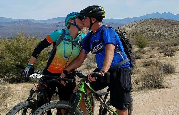 couple kissing on bicycle trip