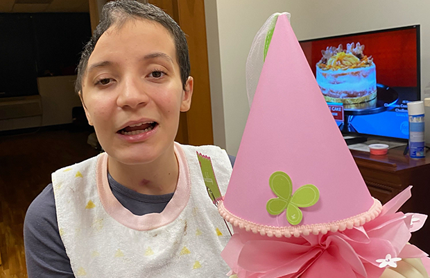 woman with trauma to her head, holding a cake