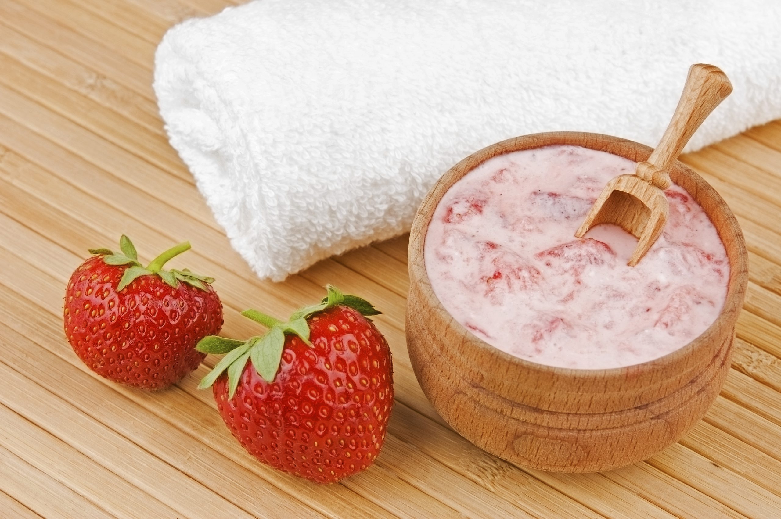 Cách làm mặt nạ trắng da từ dâu tây
