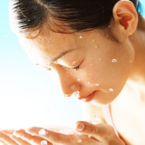 Rửa mặt bằng nước sạch và tránh chạm tay quá nhiều lên mặt
