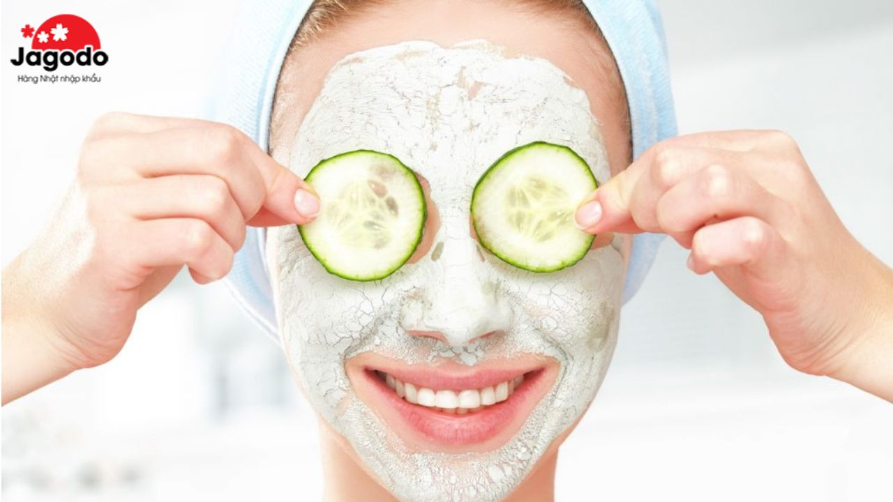 Đắp mặt nạ được xem là một trong các bước chăm sóc da cho da mụn không thể thiếu