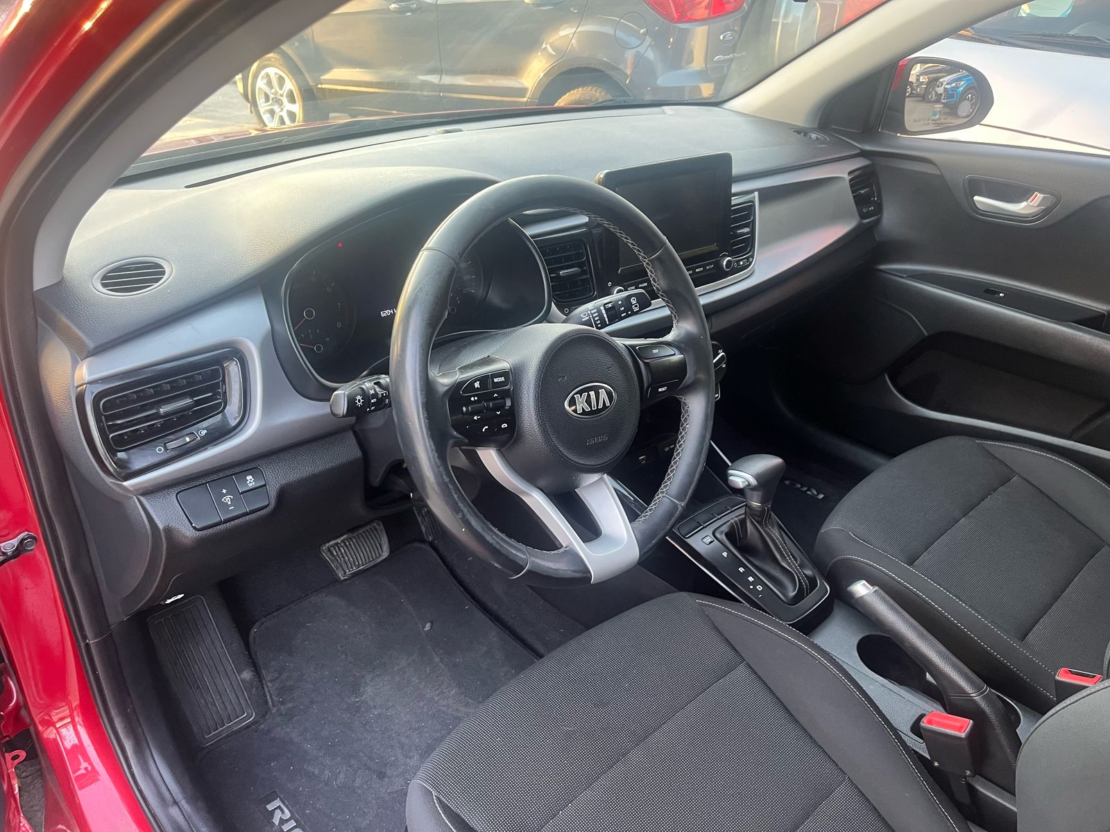 Kia Rio 2100 EX Automático rojo