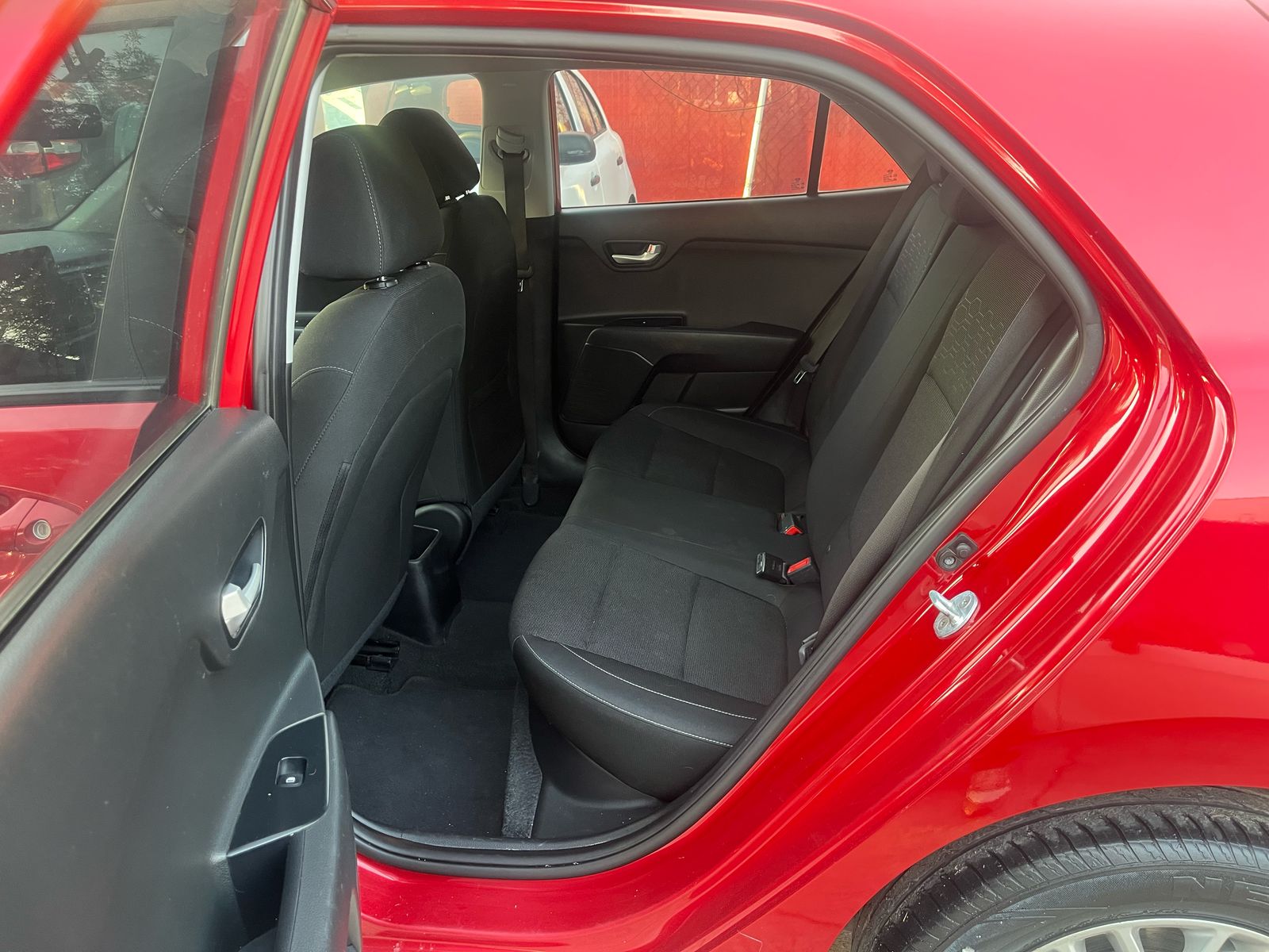 Kia Rio 2100 EX Automático rojo