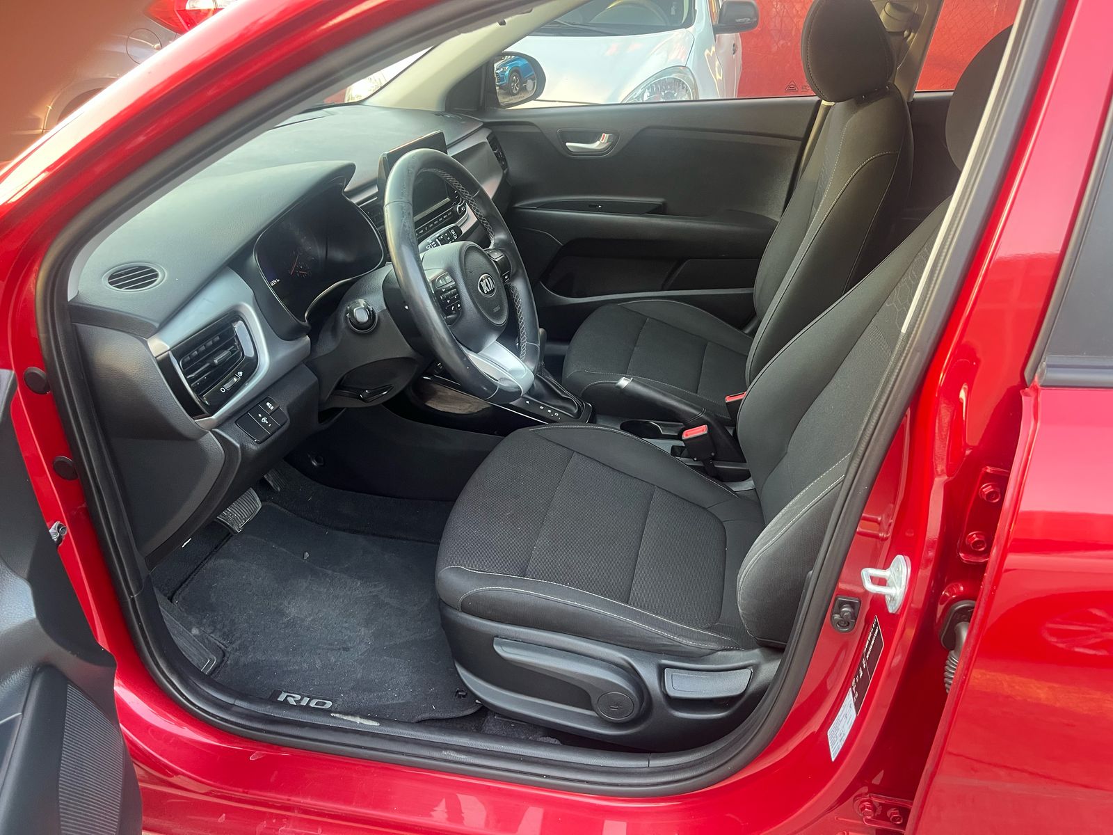 Kia Rio 2100 EX Automático rojo