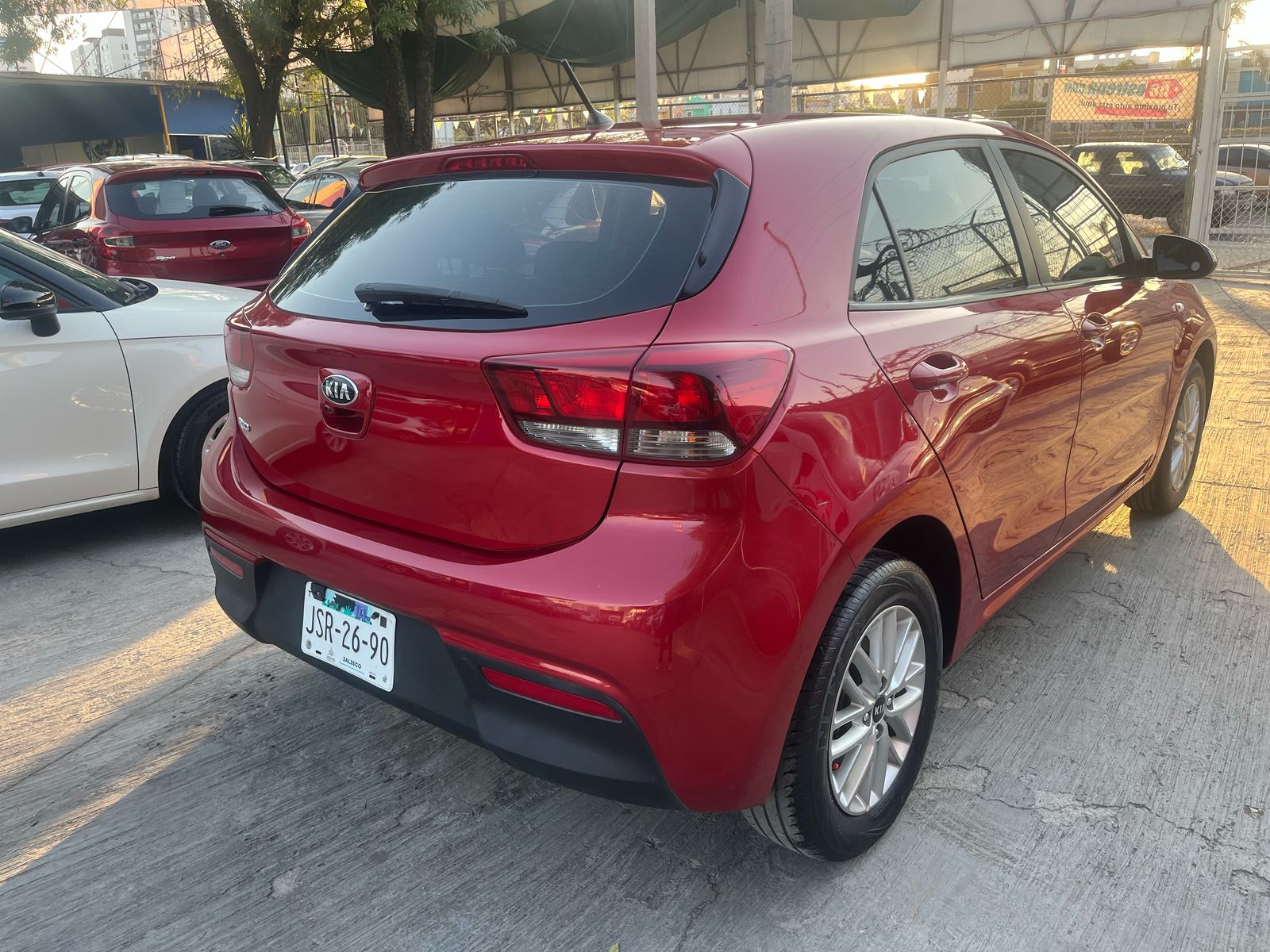 Kia Rio 2100 EX Automático rojo