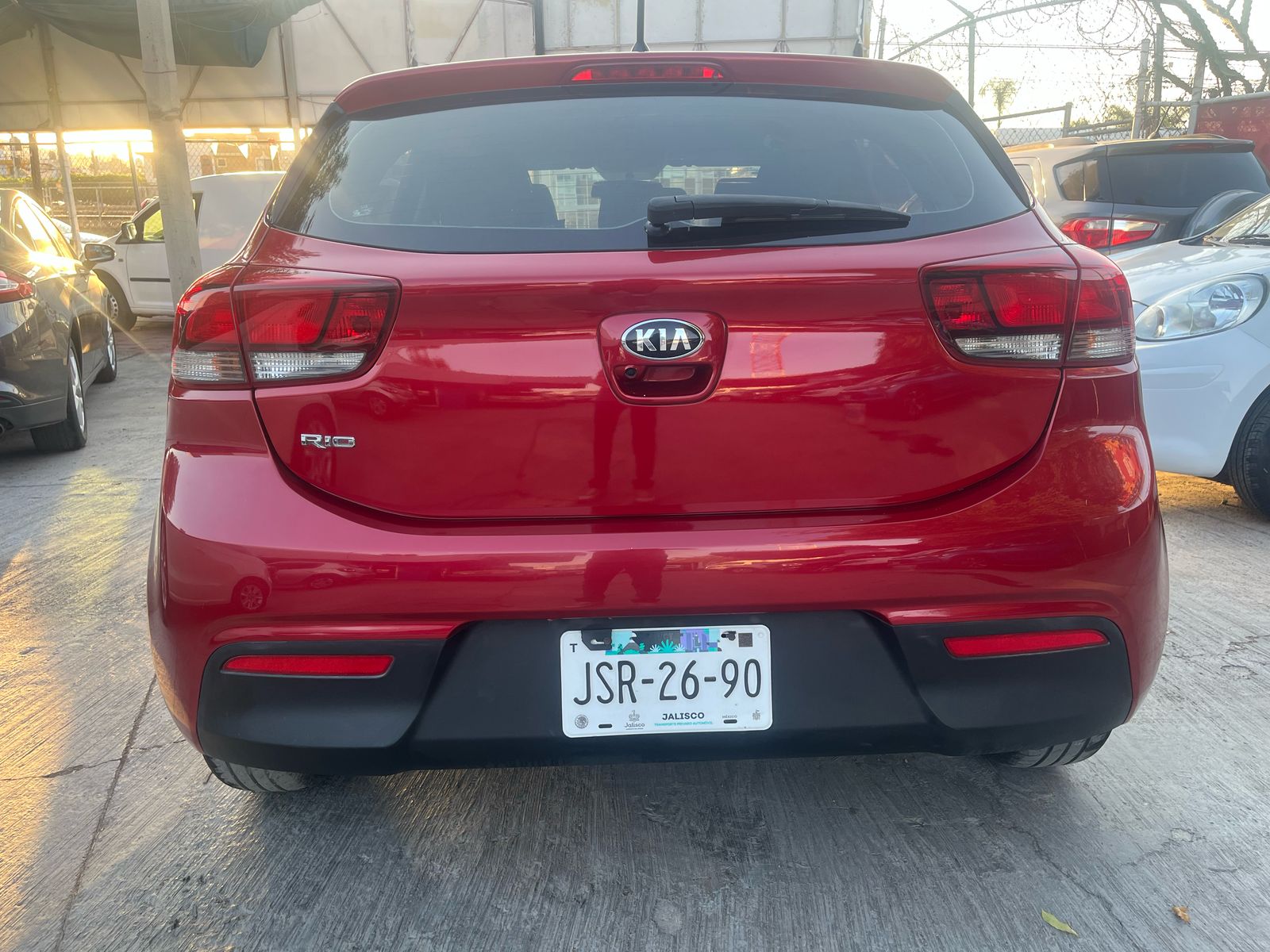 Kia Rio 2100 EX Automático rojo