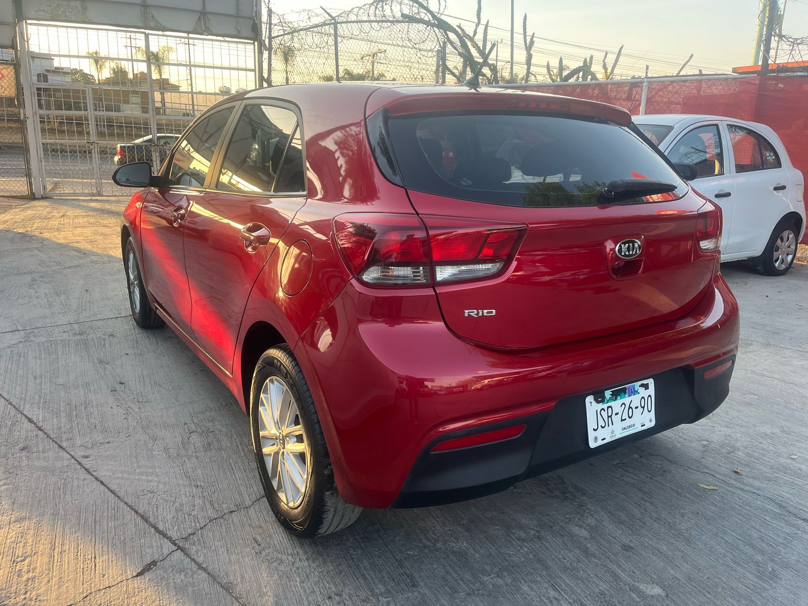 Kia Rio 2100 EX Automático rojo