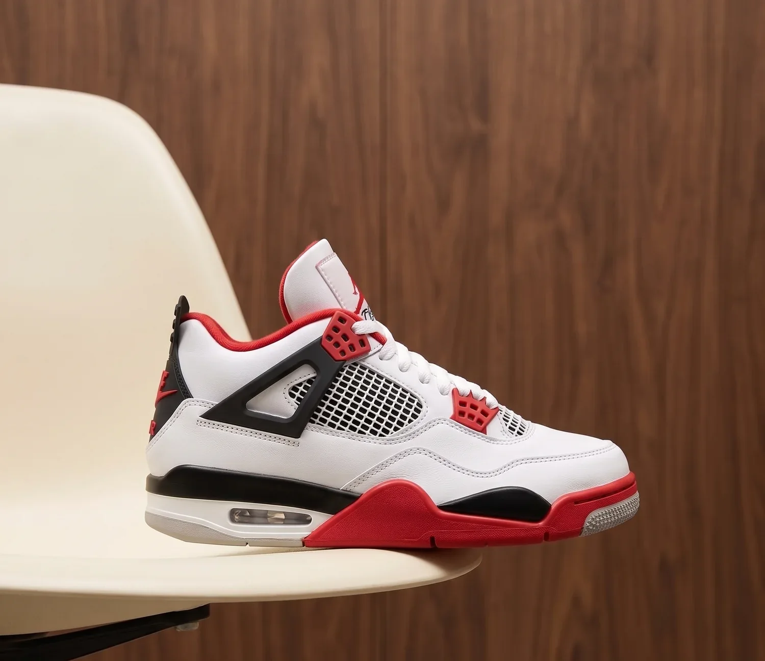 Jordan Retro Blanco - Rojo