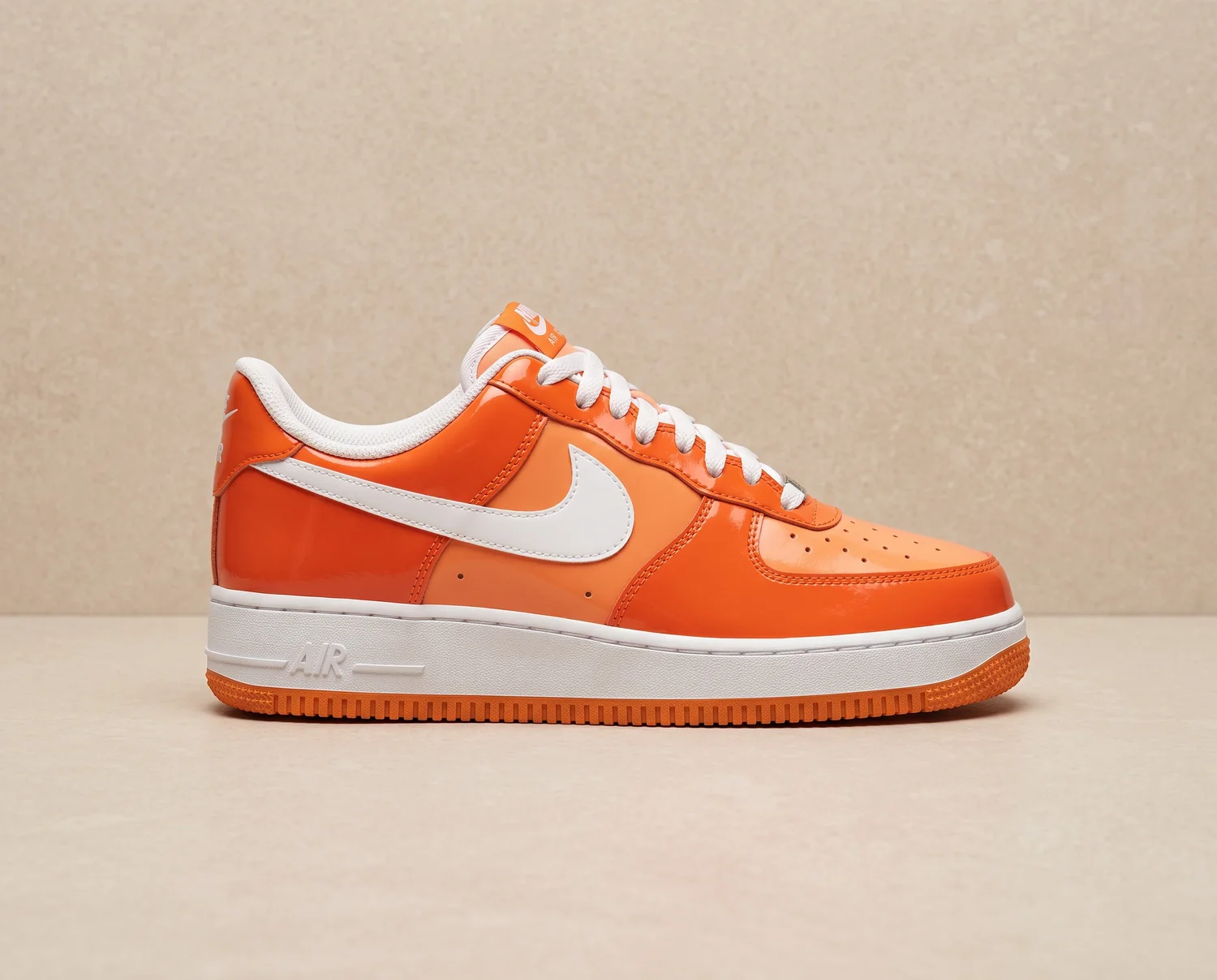Nike Air Force 1 07LV8 Naranja - vista lateral