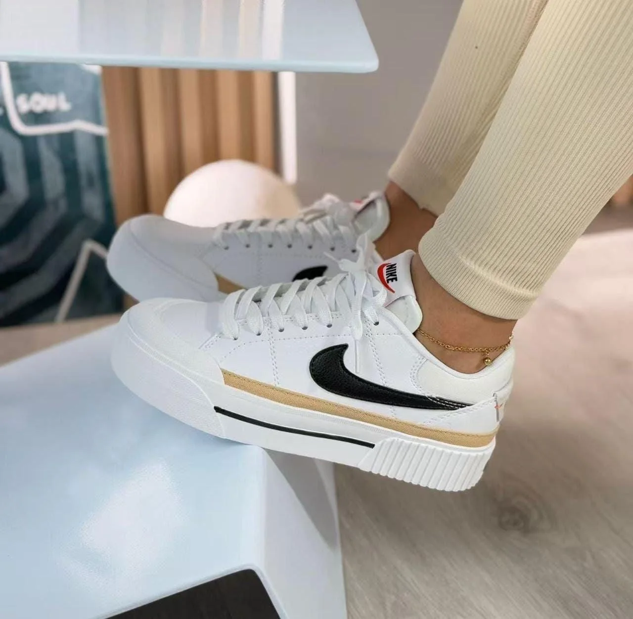 Nike Legacy Blanco - Beige
