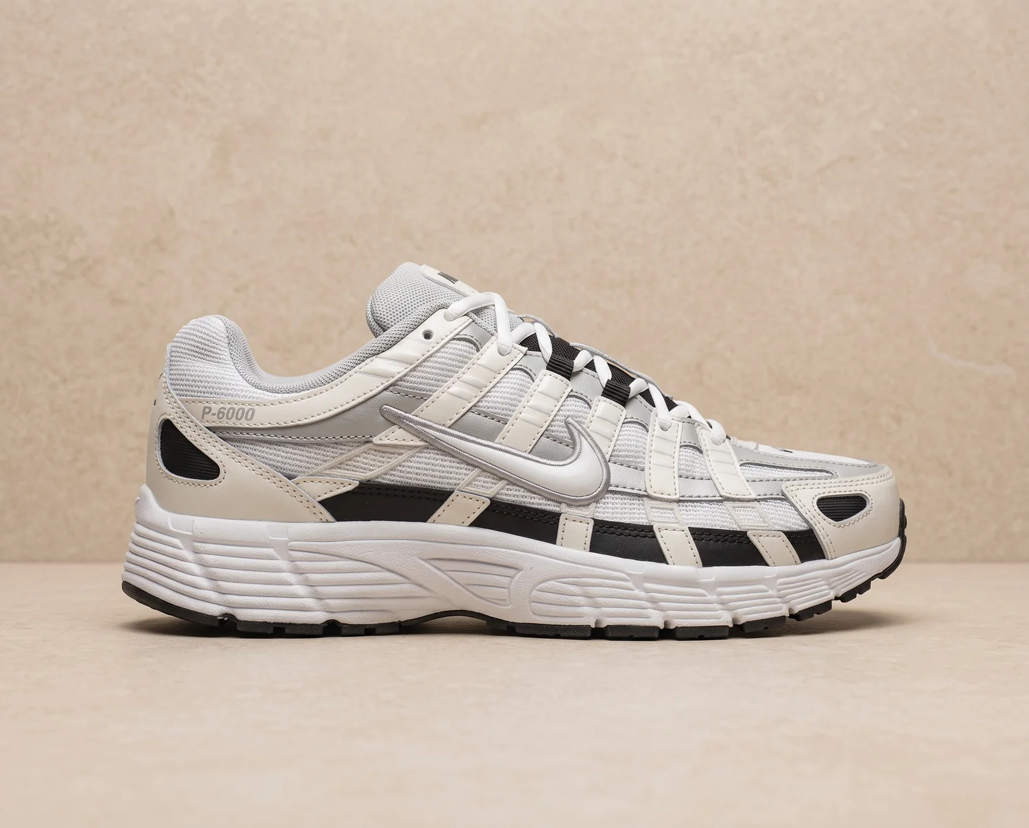 Nike P6000 - Blanco / Negro - vista lateral