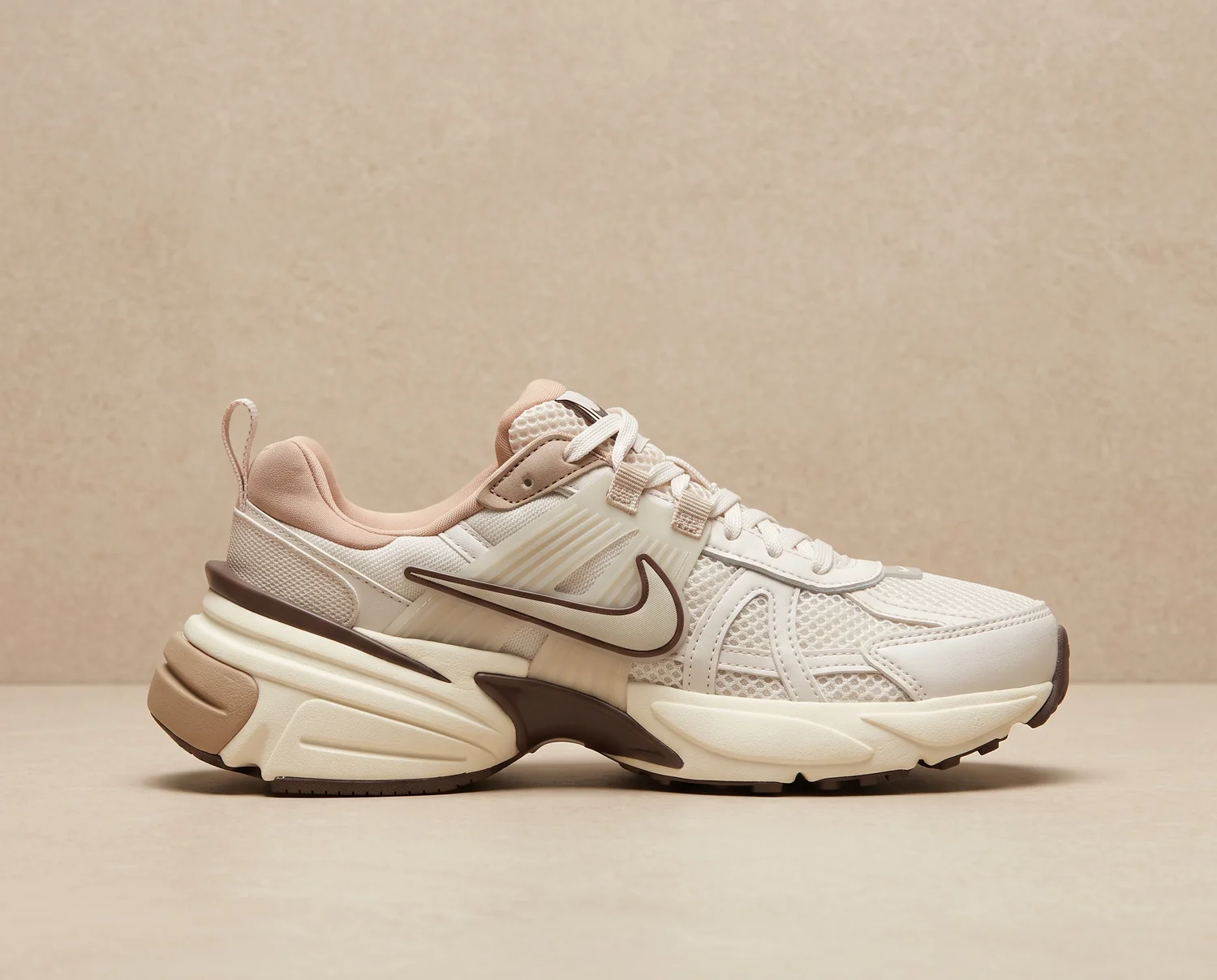 Nike V2K Run Beige / Café - vista lateral