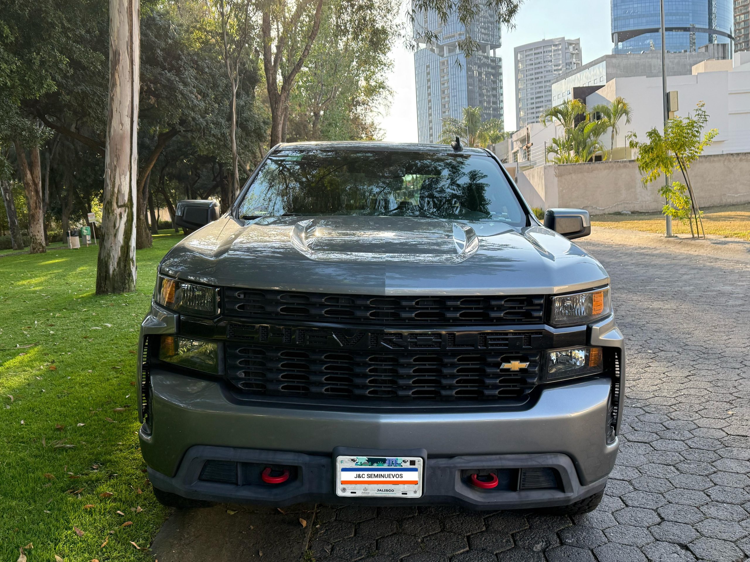 Chevrolet Silverado 2020 CREW CAB 4X4 PAQ F Automático Gris