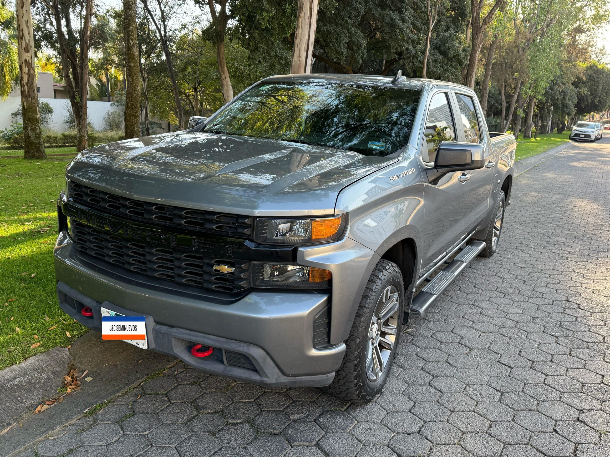 Chevrolet Silverado 2020 CREW CAB 4X4 PAQ F Automático Gris