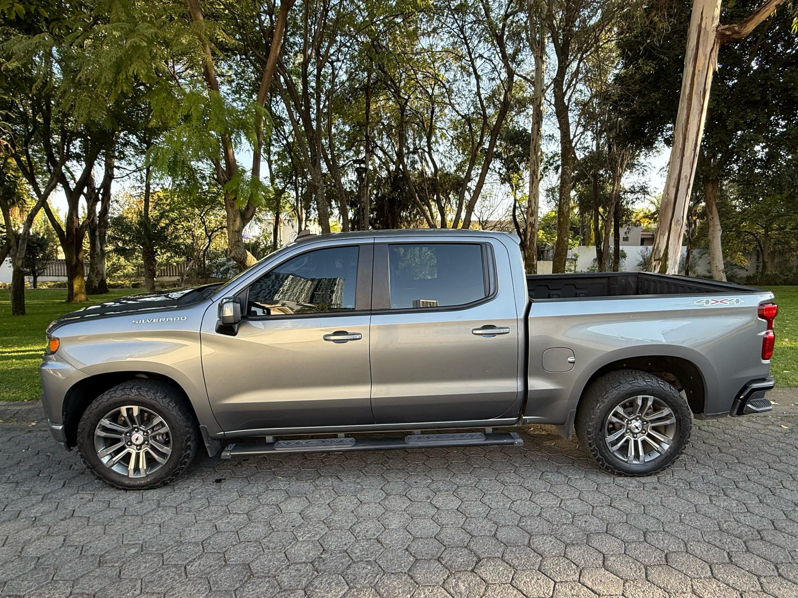 Chevrolet Silverado 2020 CREW CAB 4X4 PAQ F Automático Gris