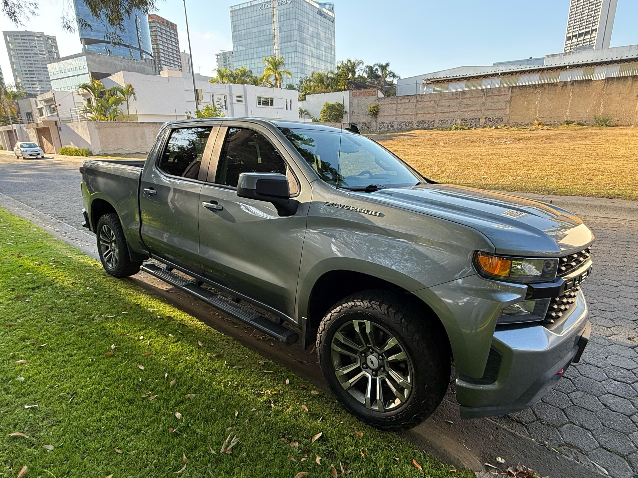 Chevrolet Silverado 2020 CREW CAB 4X4 PAQ F Automático Gris