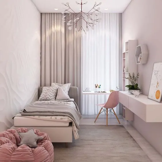 Giường và cửa sổ giúp phòng ngủ có điểm nhấn