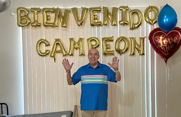 man next to sign that says Bienvenido Campeon