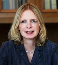 Picture of a blond woman smiling to the camera