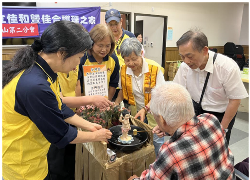 誠迎雲水浴佛車　長者歡喜合掌擁佛澤