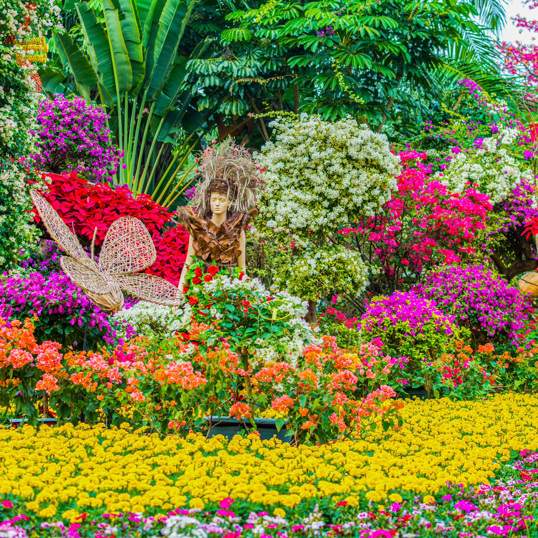 Statue of a King in a Garden jigsaw puzzle by Gotiva