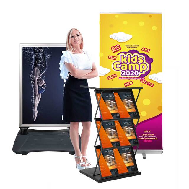 Pachet STANDARD, format din roll banner, stand pliabil cu desk si panou mobil